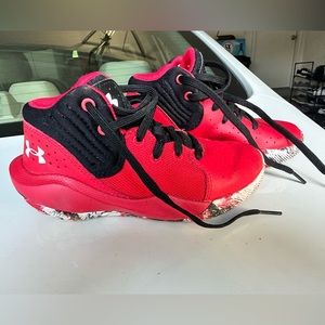 Boys Under Armour Basketball shoes!!